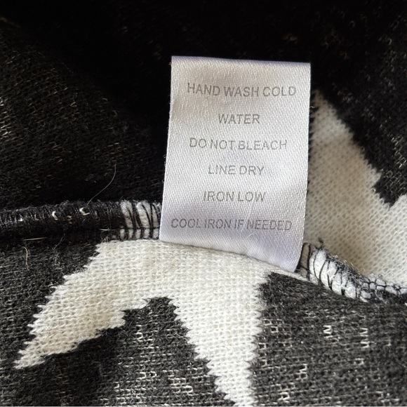 HYFVE Black & White Star Fleece Half Zip PullOver - Picture 7 of 12